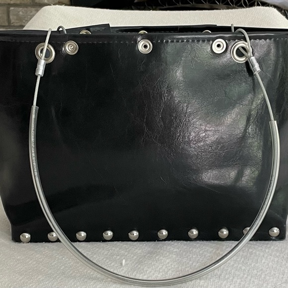 Handbag: funky industrial style design with cable handles and hardware details. - Picture 2 of 7